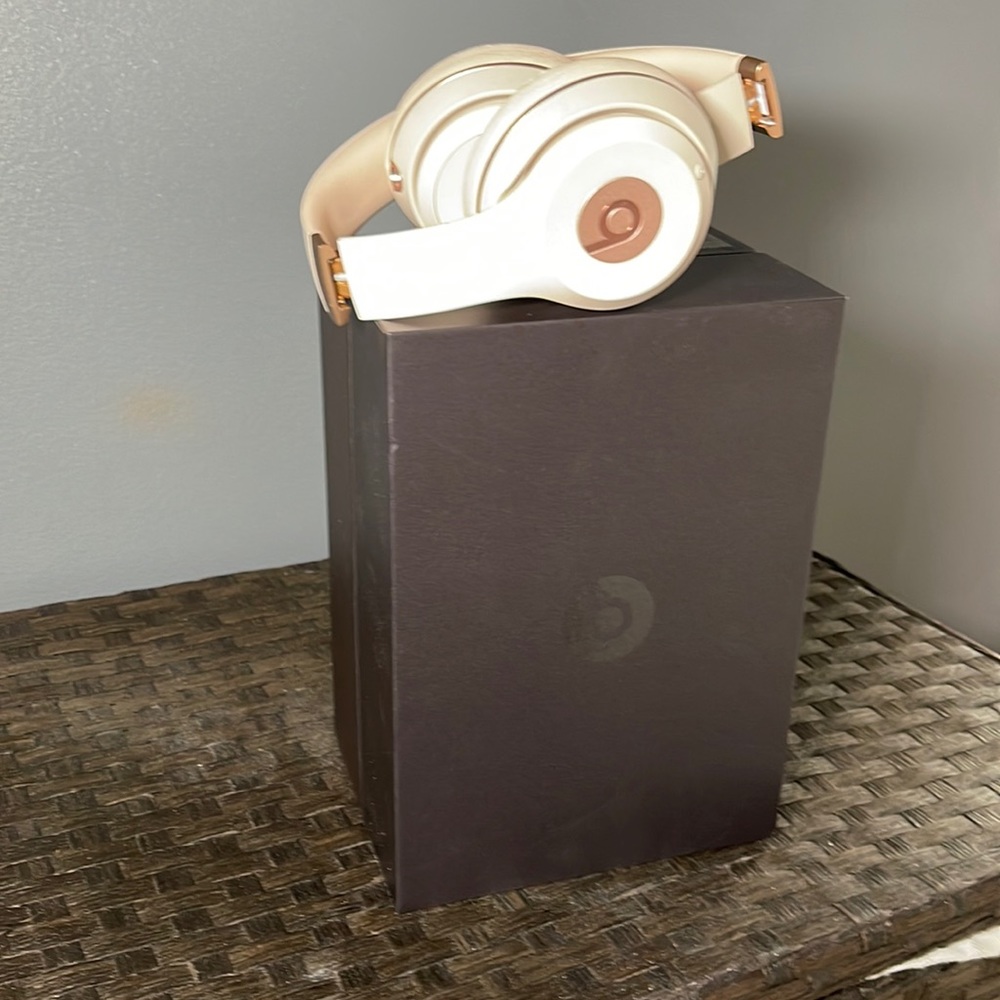 Rose Gold beatssolo3 wireless headphones